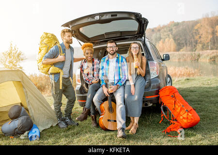 Freunde während der Erholung im Freien Stockfoto