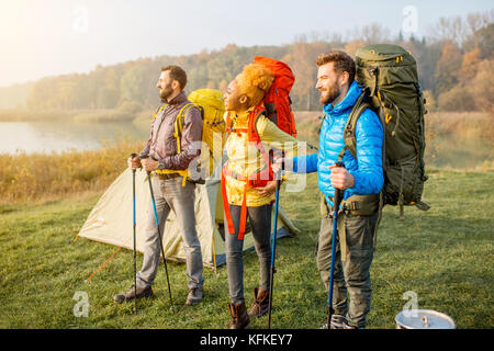 Wanderer mit Rucksack im Freien Stockfoto