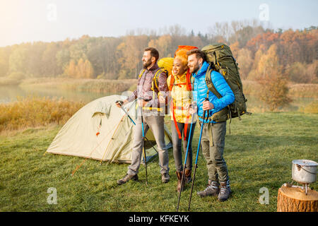 Wanderer mit Rucksack im Freien Stockfoto