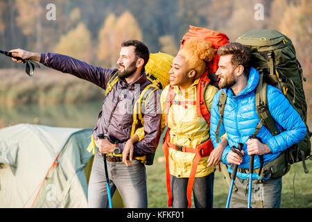 Wanderer mit Rucksack im Freien Stockfoto