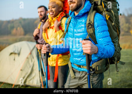 Wanderer mit Rucksack im Freien Stockfoto