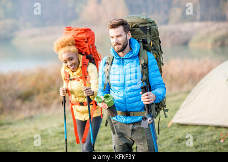 Wanderer mit Rucksäcken im Freien Stockfoto