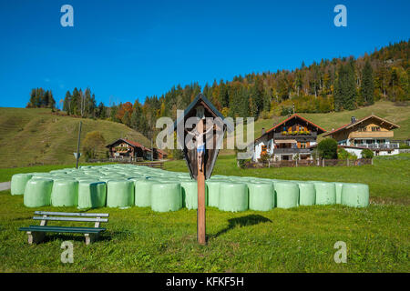 Silo Ballen vor der Bauernhäuser, Herbst, jachenau, Oberbayern, Bayern, Deutschland Stockfoto