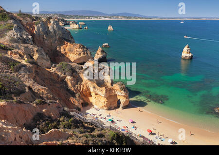 Schroffe Felsküste, Praia do camilio Strand, in der Nähe von Lagos, Algarve, Portugal Stockfoto