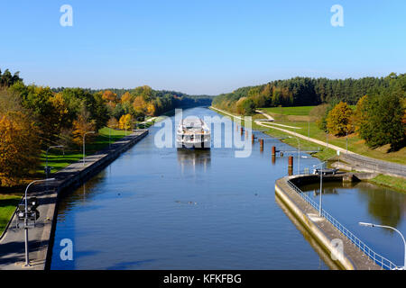 Flusskreuzfahrtschiff am Main-Donau-Kanal, Schleuse Eckersmühlen bei Roth, Fränkische Seen, Mittelfranken, Franken, Bayern Stockfoto