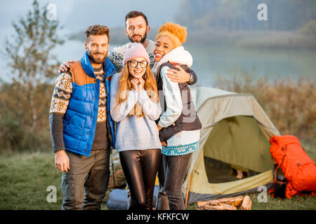 Freunde in Pullover während der Erholung im Freien Stockfoto