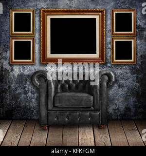 Klassische Leder Sessel mit gold Frames auf grunge Wand. Stockfoto