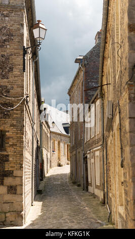 Eine schmale Straße mit Kopfsteinpflaster in der Altstadt von Saint Valery en Caux, Normandie, Frankreich, Europa Stockfoto