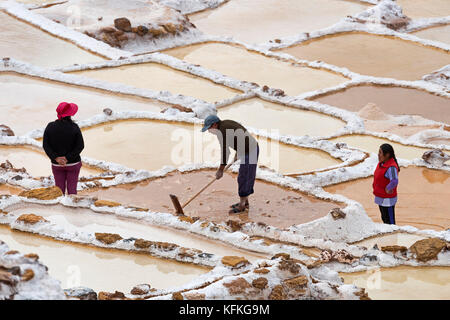 Arbeitnehmer in den Salzminen von Maras, das Heilige Tal der Inkas, Provinz Cusco, Peru Stockfoto