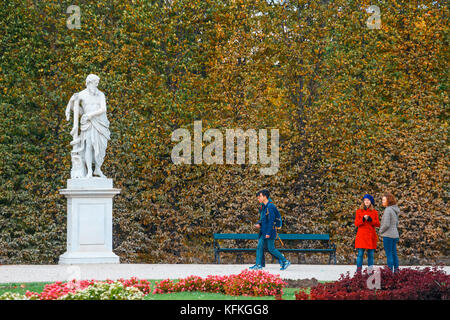 Wien, Österreich, 14. Oktober 2016: Garten im Schloss Schönbrunn in Wien, Österreich Stockfoto