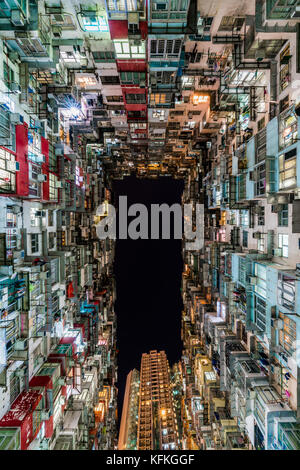 Kompakte Hochhäuser in Hongkong, Quarry Bay. Hohe Dichte Unterbringung, bunte Stockfoto