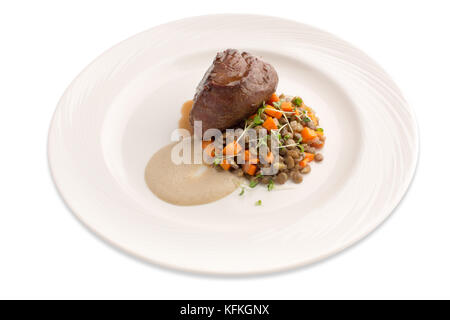 Filet mignon Linsen und Sauce auf dem Teller isolieren Stockfoto