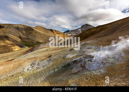 Kerlingarfjöll (1.477 m (4.846 ft)) ist ein Gebirgszug in Island im Hochland von Island in der Nähe der Kjölur Hochland Road gelegen. Stockfoto