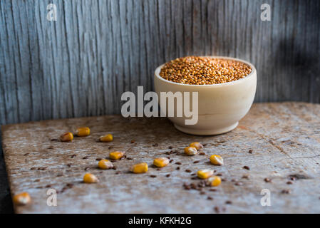 Hirse Korn in Houten Organic Food Konzept Stockfoto