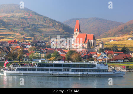 Weissenkirchen Dorf mit dem Schiff auf der Donau in der Wachau, Österreich Stockfoto