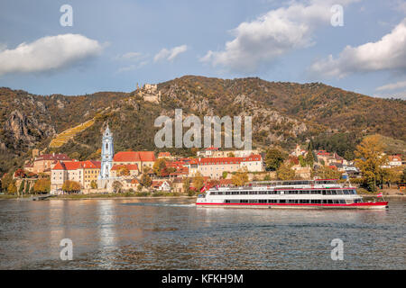 Krems an der Donau Schloss und Dorf mit dem Schiff auf der Donau in Österreich Stockfoto