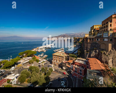 Günstig Yachten in der Marina Piccola, von einem erhöhten gesehen, mit den Vesuv in der Ferne. Tyrrhenische Meer, Sorrento Italien Stockfoto