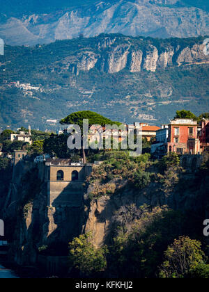 Blick von der Marina Piccola Sorrento Küste mit clifftop Gebäude. Sorrento, Italien Stockfoto