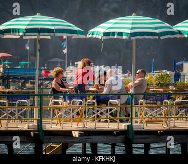 Bar und Restaurants an einem privaten Strand, Sorrento, Italien. Stockfoto