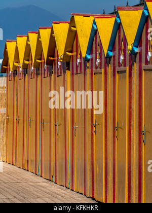 Gelb lackierten Holz- Kurhaus-kiosken bei Peter's Beach. Einen privaten Strand in Sorrent. Italien Stockfoto