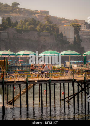 Bar und Restaurants an einem privaten Strand, Sorrento, Italien. Stockfoto