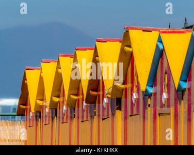 Gelb lackierten Holz- Kurhaus-kiosken bei Peter's Beach. Einen privaten Strand in Sorrent. Italien Stockfoto