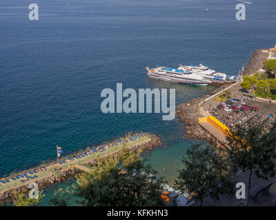 Luftaufnahme von privaten Strand und günstig Passagierschiffe. Sorrento. Italien. Stockfoto