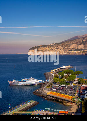 Luftaufnahme von Private Pete's Beach mit angelegten Boote in der Marina Piccola. Sorrento. Italien. Stockfoto