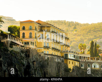 Gelbe gerendert clifftop Hotel. Sorrento, Italien Stockfoto