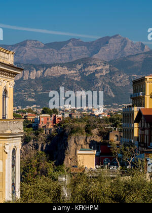 Luftaufnahme von Sorrent mit Berge in der Ferne. Italien. Stockfoto