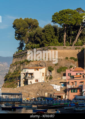 Farbige gerendert Häuser mit günstig Ruderboote im Vordergrund Marina Grande. Sorrento, Italien. Stockfoto