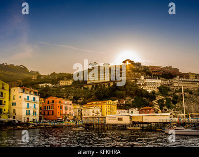 Sonnenuntergang an der Marina Grande, Sorrento, Italien. Stockfoto