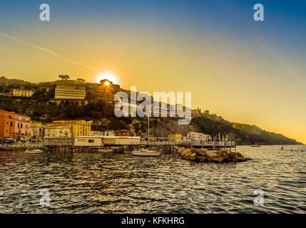 Sonnenuntergang an der Marina Grande, Sorrento, Italien. Stockfoto