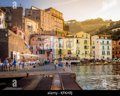 Bikini gekleidete Touristen in Marina Grande, Sorrento, Italien. Stockfoto