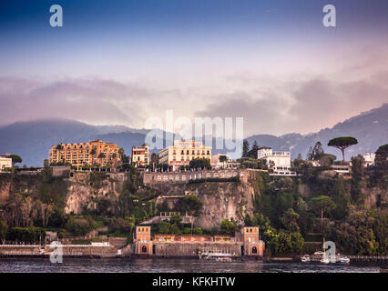 Clifftop Hotels der Marina Piccola Schuß von Meer. Sorrento, Italien. Stockfoto