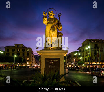 Statue von St. Antonino Abbate in Piazza Tasso an der Dämmerung. Sorrento, Italien. Stockfoto