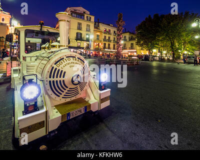 Die kleine weiße Zug. Touristische Stadt Zug in Piazzo Tasso in der Nacht geparkt. Stockfoto