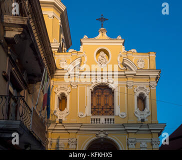 Gelb erzeugt Äußere des Santuario della Madonna del Carmine, Sorrento, Italien. Stockfoto