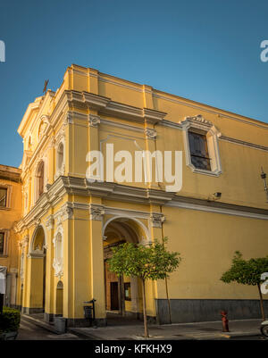 Gelb erzeugt Äußere des Santuario della Madonna del Carmine, Sorrento, Italien. Stockfoto