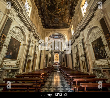 Innenraum gang und Holzbänke der Santuario della Madonna del Carmine, der Piazza Tasso, Sorrento, Italien. Stockfoto