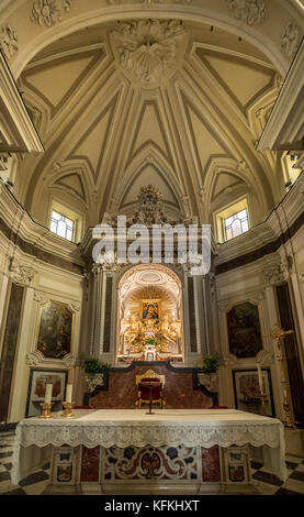 Altar und Apsis des Santuario della Madonna del Carmine, der Piazza Tasso, Sorrento, Italien. Stockfoto