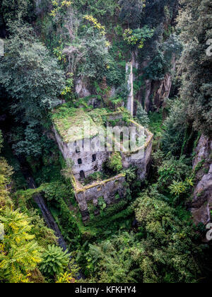 Valle dei Mulini. Ruinen einer stillgelegten Mühle in einer Schlucht. Sorrento. Italien. Stockfoto