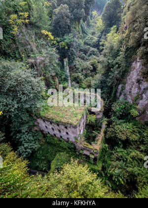 Valle dei Mulini. Ruinen einer stillgelegten Mühle in einer Schlucht. Sorrento. Italien. Stockfoto