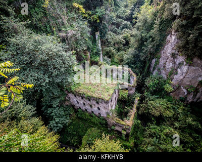 Valle dei Mulini. Ruinen einer stillgelegten Mühle in einer Schlucht. Sorrento. Italien. Stockfoto