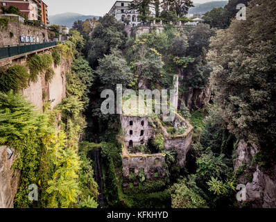 Valle dei Mulini. Ruinen einer stillgelegten Mühle in einer Schlucht. Sorrento. Italien. Stockfoto