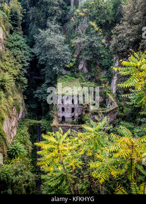 Valle dei Mulini. Ruinen einer stillgelegten Mühle in einer Schlucht. Sorrento. Italien. Stockfoto