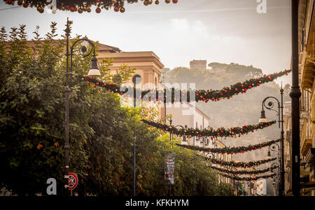 Weihnachtsdekoration am Corso Italia. Haupteinkaufsstraße in Sorrent. Italien Stockfoto