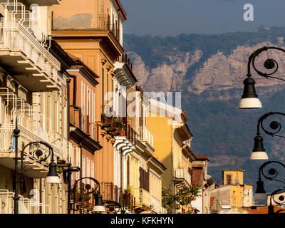 Gelb und Orange gerenderte Gebäude entlang Corso Italia. Haupteinkaufsstraße in Sorrent, Italien. Stockfoto