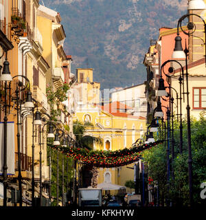 Weihnachtsdekoration am Corso Italia. Haupteinkaufsstraße in Sorrent. Italien Stockfoto