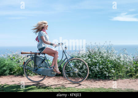 Los Angeles, Ca - 11. Juli: Frau reitet ein Fahrrad auf einem Pfad mit Blick auf den Ozean in Los Angeles, Kalifornien am 30. März 2011. Stockfoto